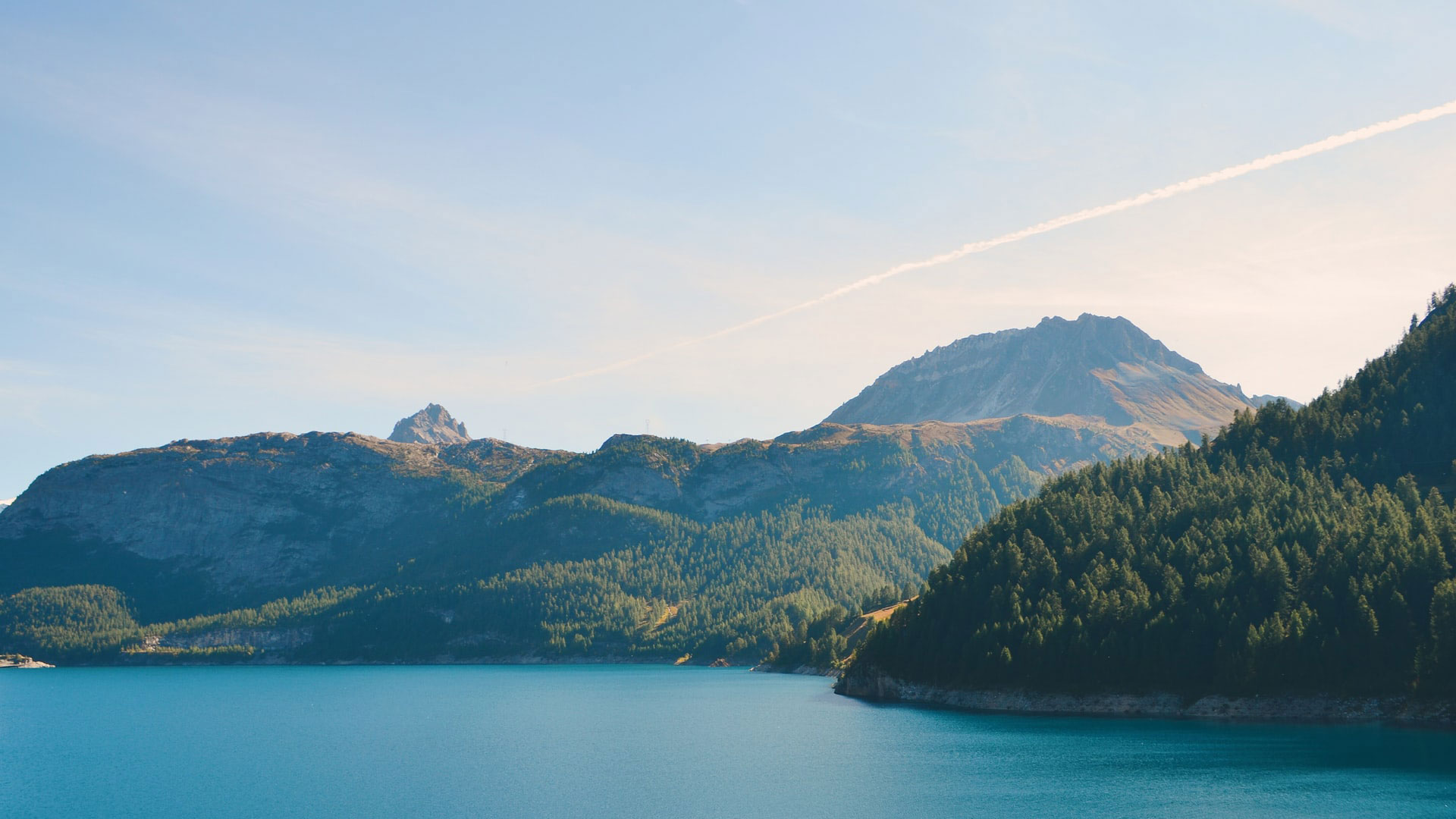 Lago com montanhas ao fundo