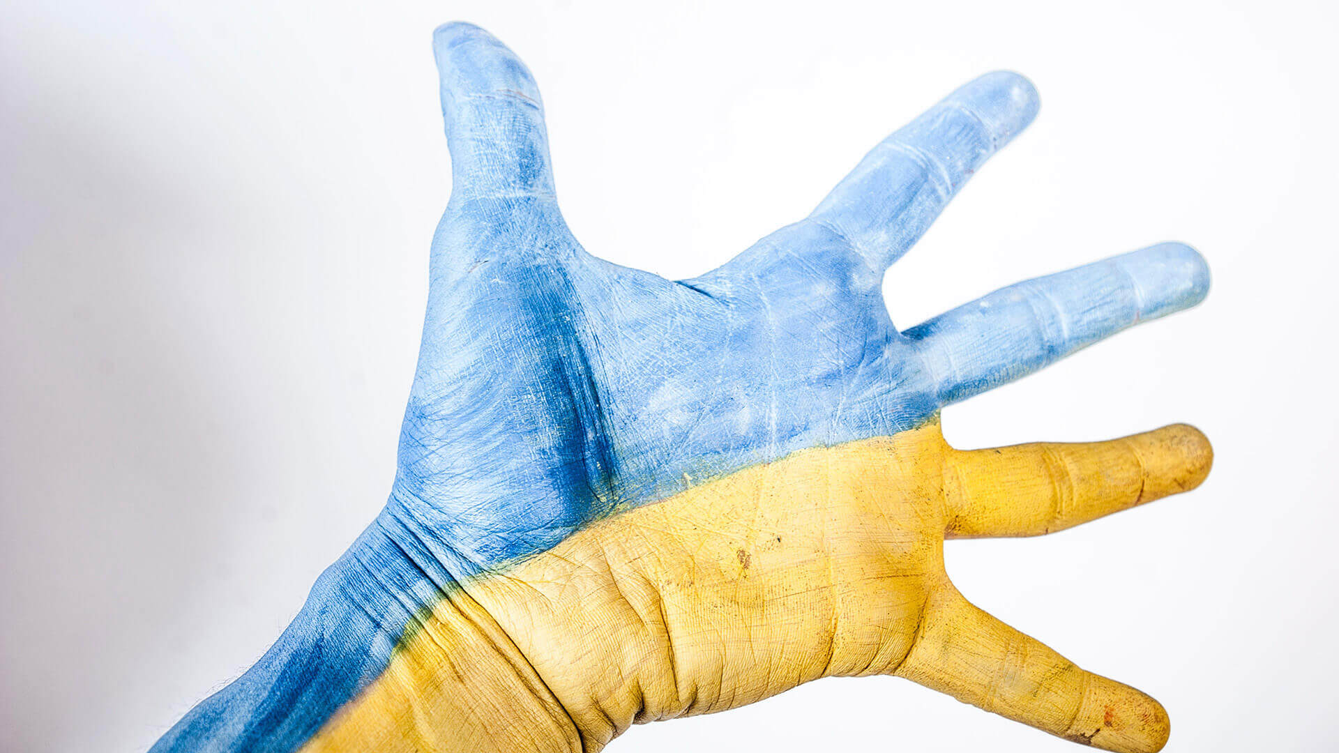 mão aberta pintada com cores da bandeira ucraniana