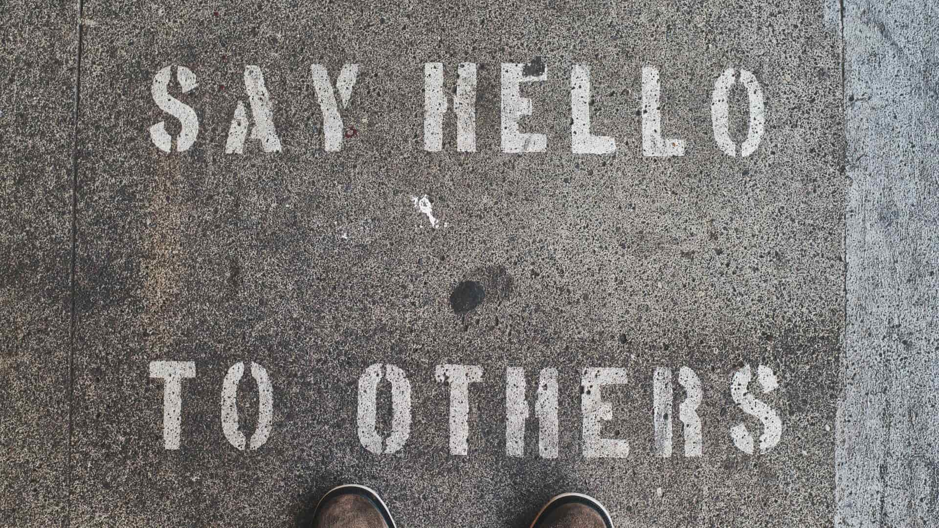 chão de cimento com frase "say hello to others"