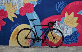 bicicleta em frente a um mural