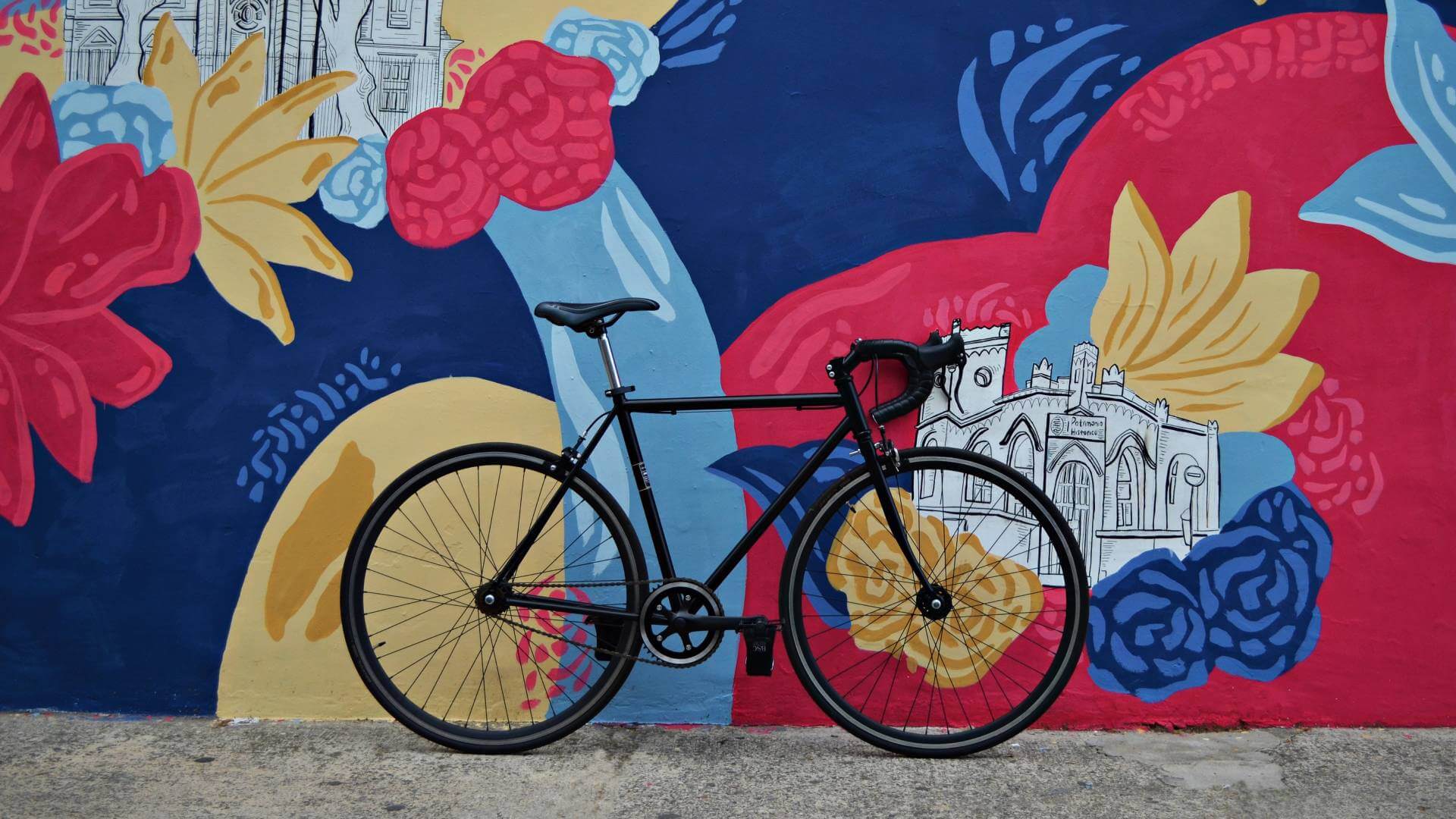 bicicleta em frente a um mural