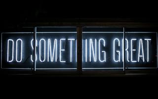 néon com a frase "do something great"