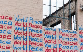mural com as palavras Wold Peace