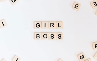 peças de jogo a dizer Girl Boss