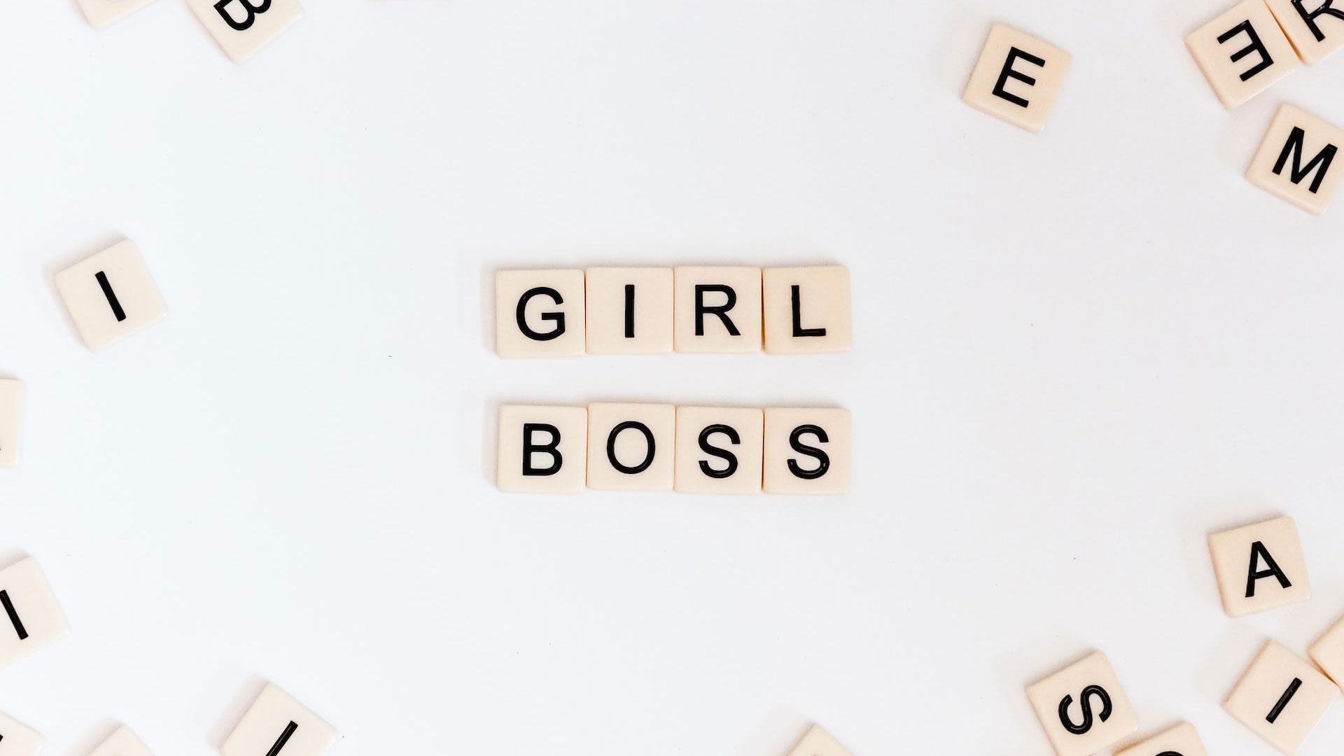 peças de jogo a dizer Girl Boss