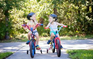 Crianças a andar de bicicleta