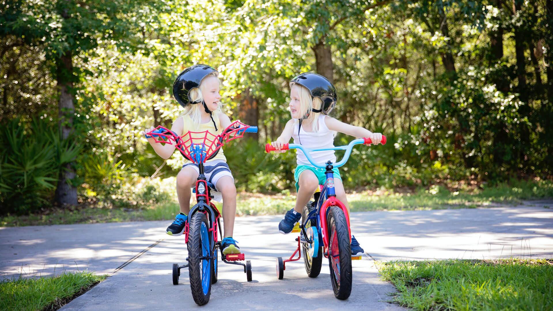 Crianças a andar de bicicleta