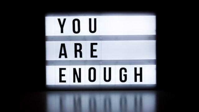 Cartaz neon com a frase "You are enough"