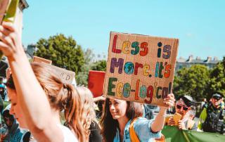 Senhiora segura cartaz em manifestação pela ecologia