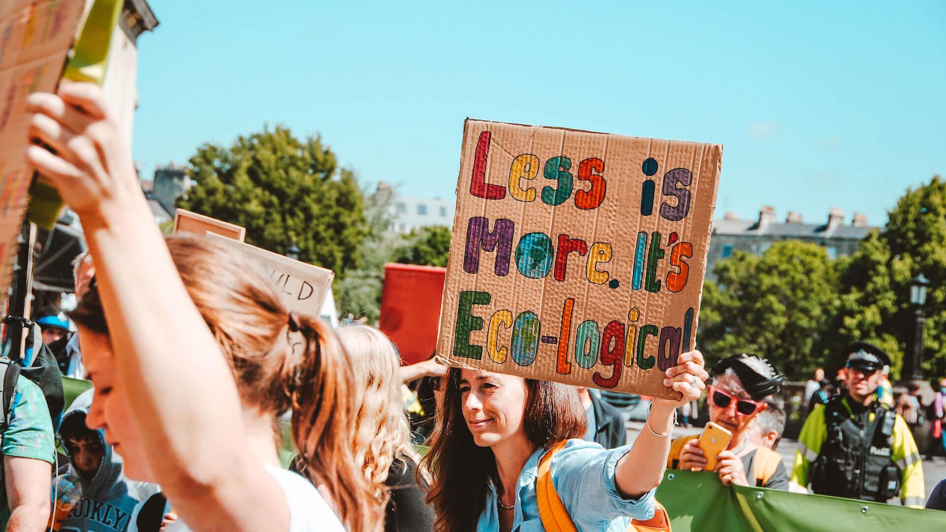 Senhiora segura cartaz em manifestação pela ecologia