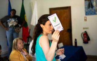 Senhora segura cartão com a palavra