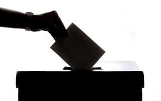 mão coloca voto em urna
