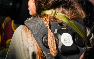 Senhora com mochila às costas com o símbolo 5G