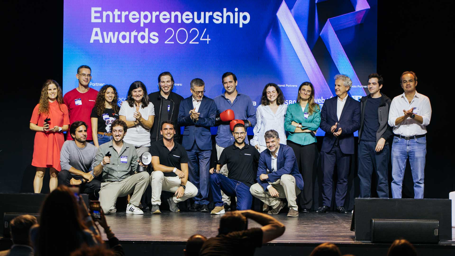 Car,los Moedas, Presidente da Camara Municipal de Lisboa, e os vencedores dos Entrepreneuship Awards no palco da cerimónia