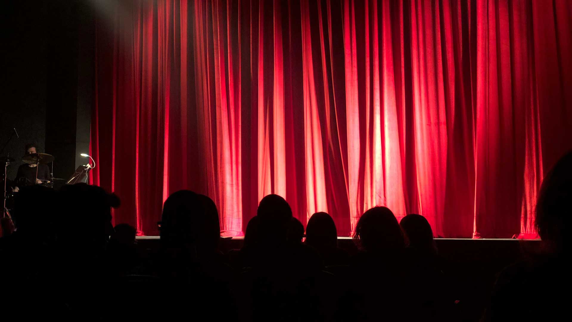 cortina fechada em palco