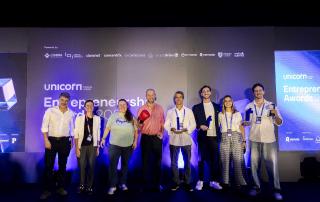 Representantes das inciitivas premiadas no palco dos