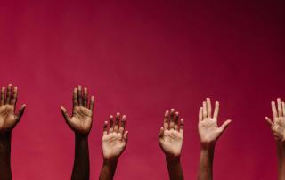 mãos de várias etnias abertas