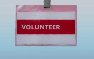 cartão a dizer Volunteer