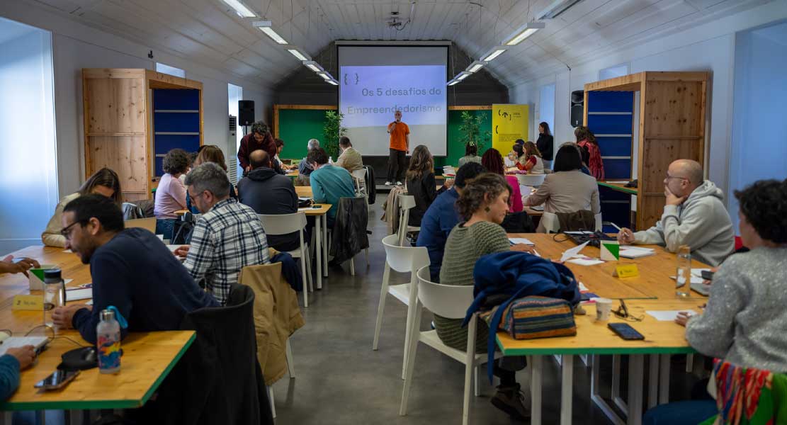 Sala da Casa do Impacto com pessoas sentadas