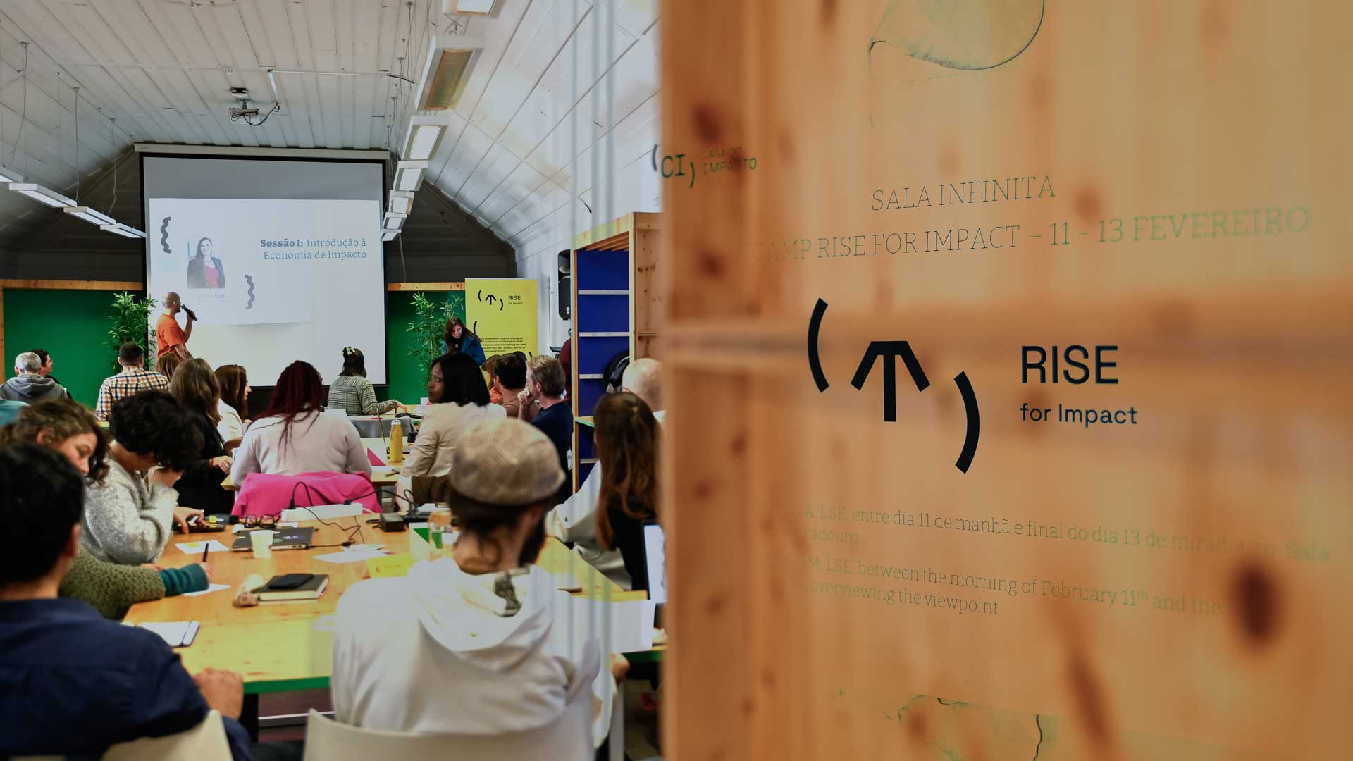 Participantes do Rise For Impact em sessão de capacitação na Sala Infinita da Casa do Impacto