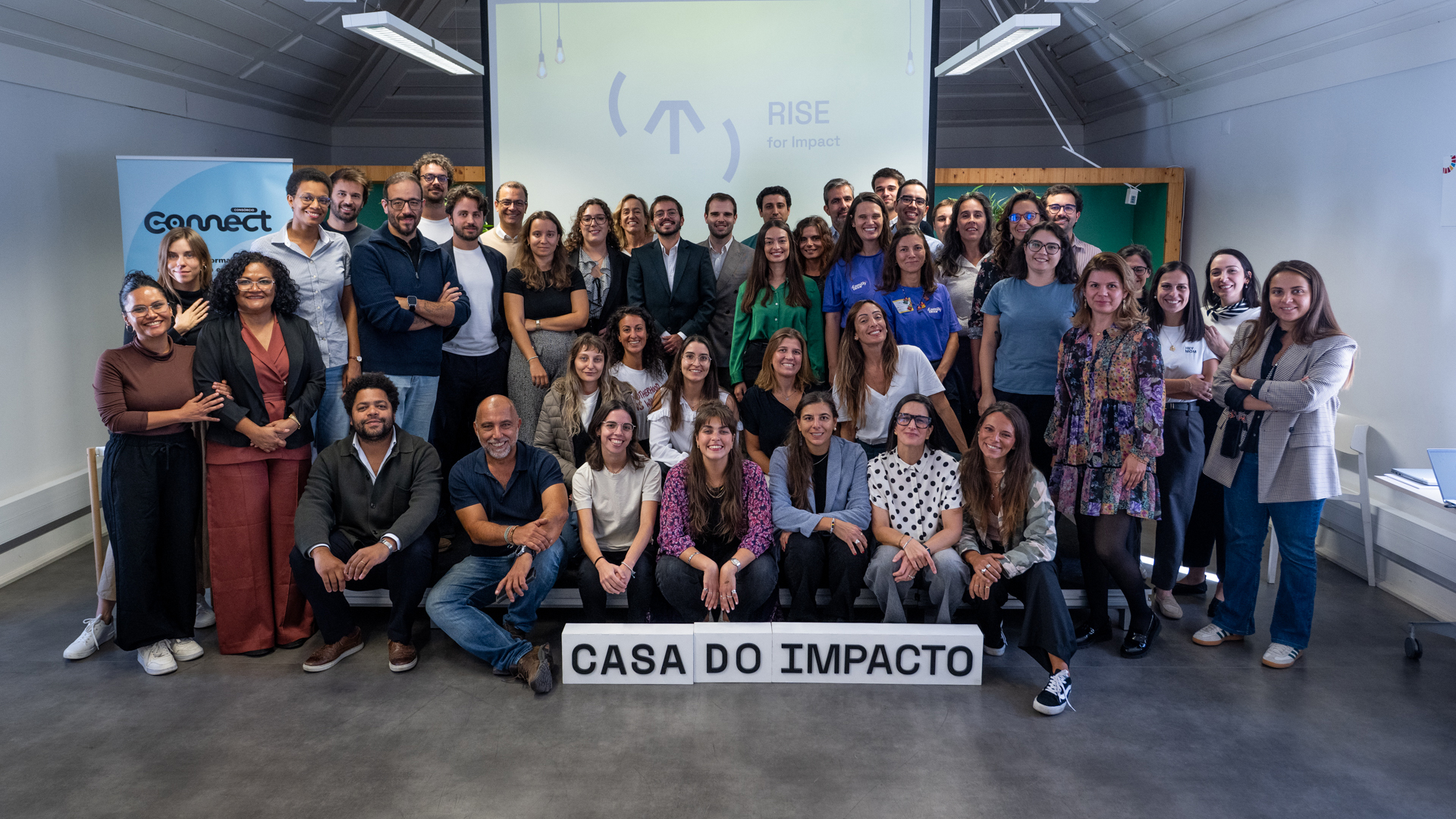 Participantes do Bootcamp Rise For Impact sorridentes para a fotografia